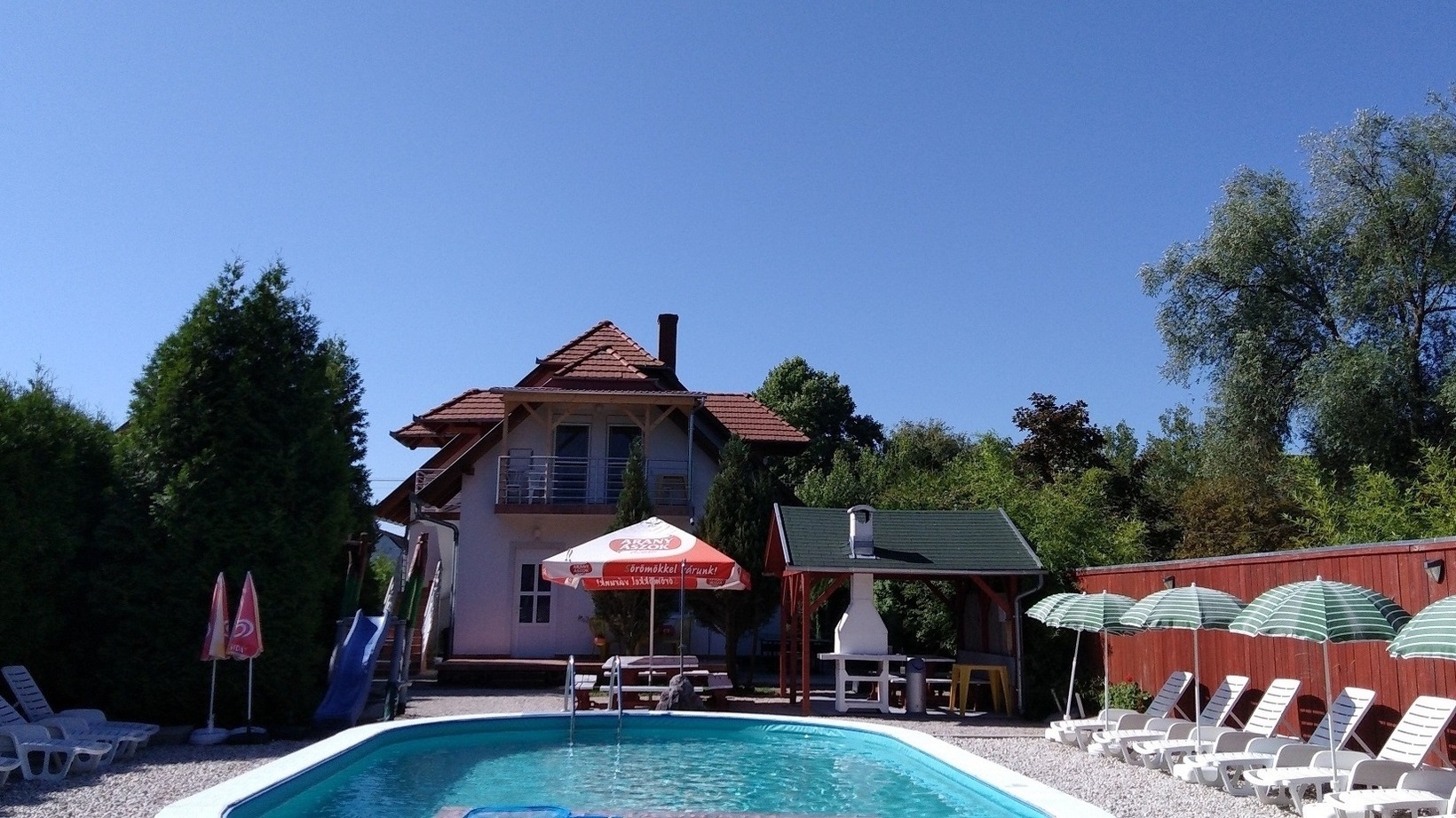 Ferienhaus direkt am See mit Pool, WLAN, Spielplat Ferienhaus in Ungarn