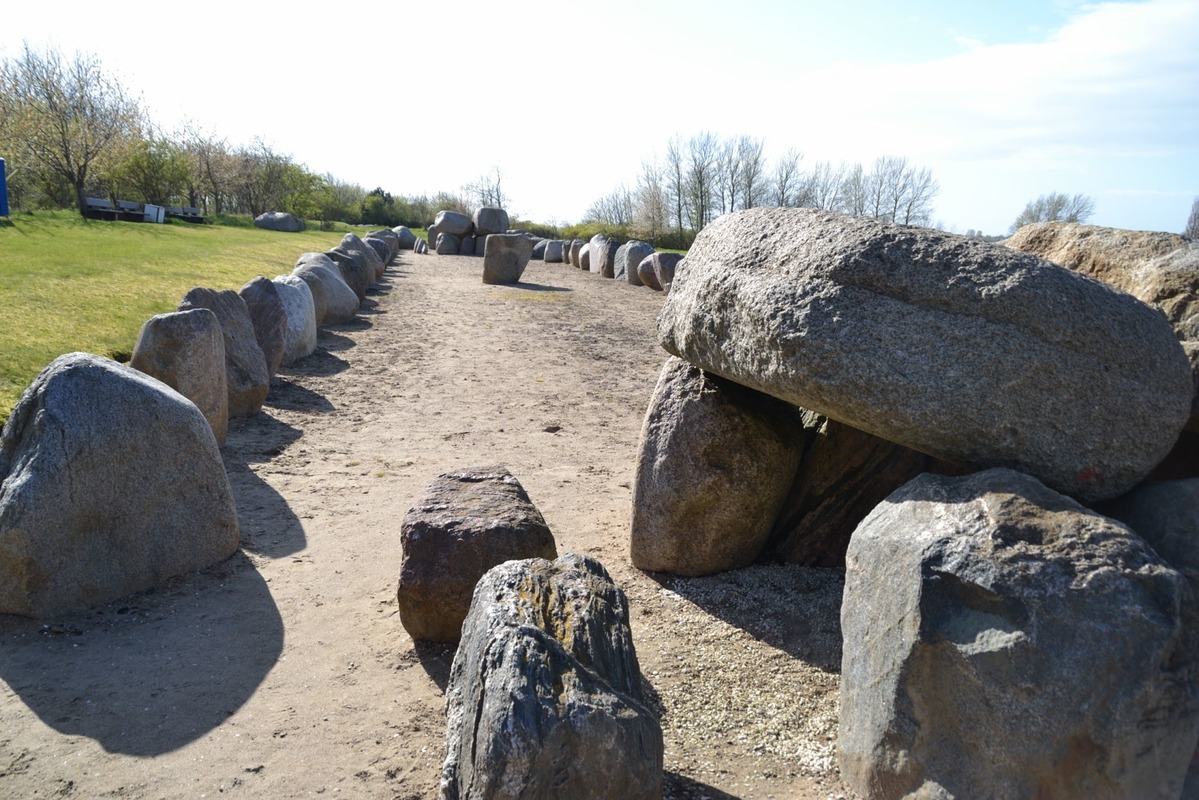 Steinzeitliches Langbettgrab in Wulfen