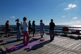 Yoga auf der Seebrücke
